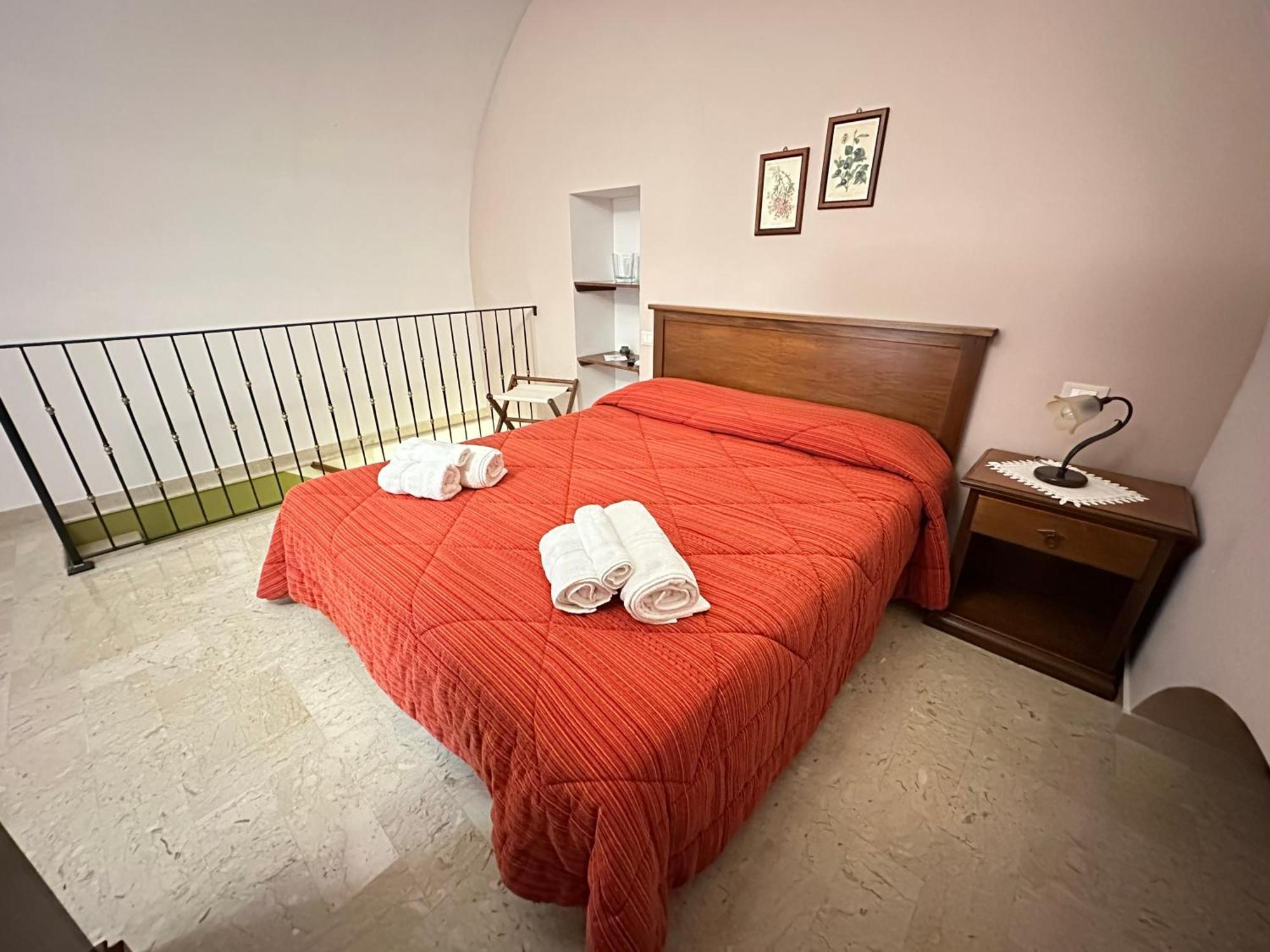 Historic B&B Apartments Home Chiaramonte Gulfi Exteriör bild
