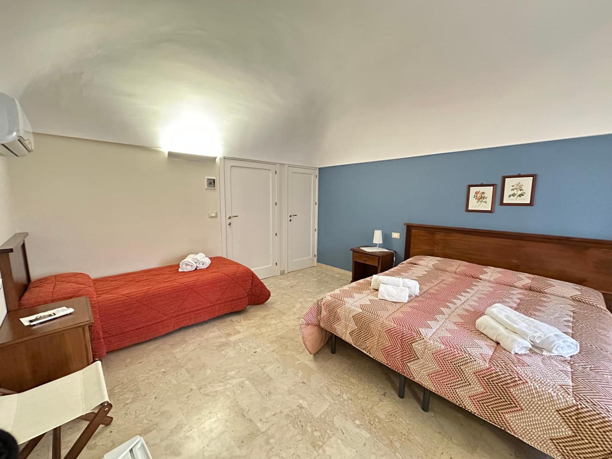 Historic B&B Apartments Home Chiaramonte Gulfi Exteriör bild